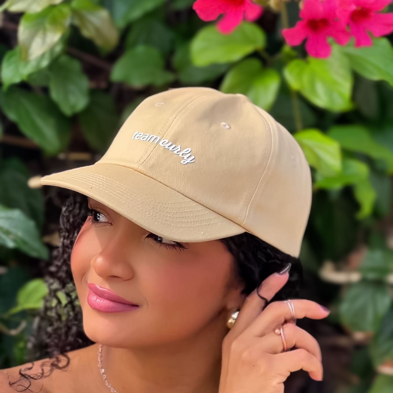 Gorro con forro de satín. Protege tus rizos del sol 