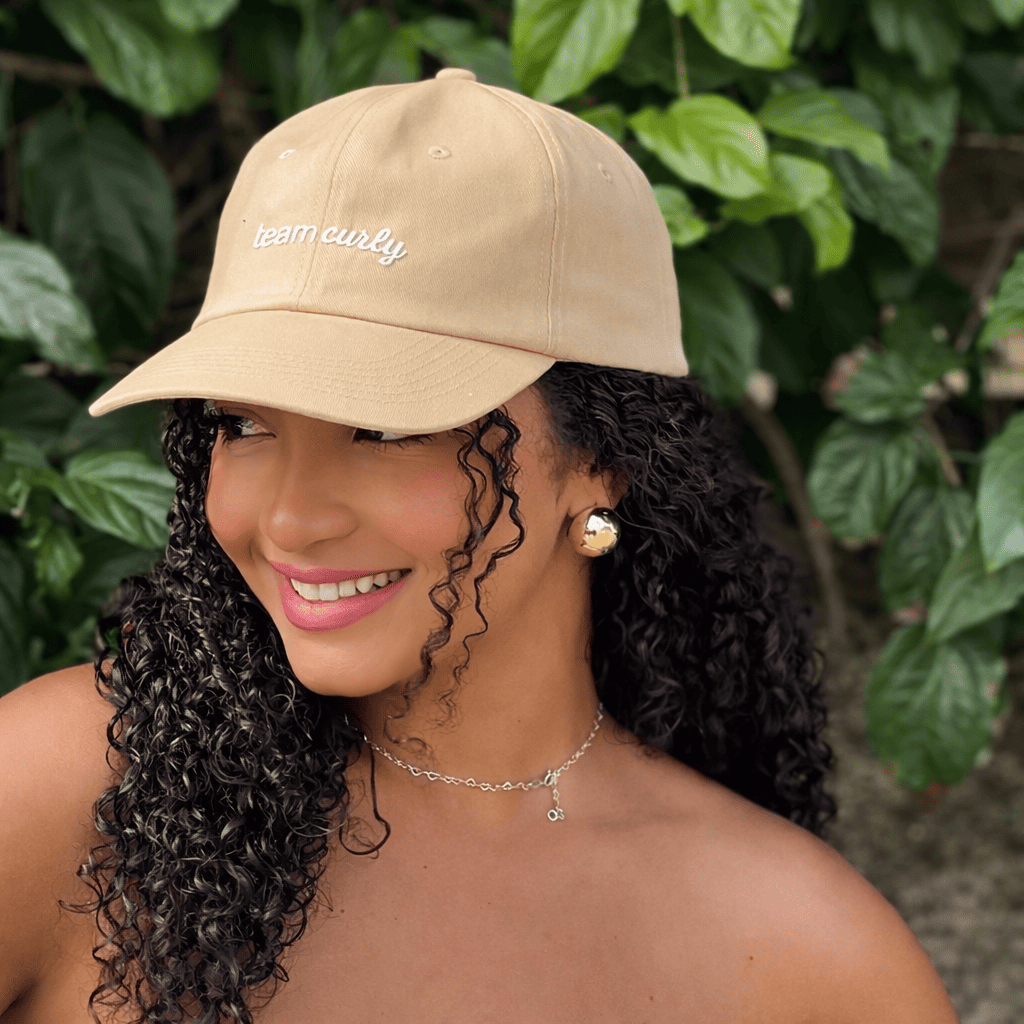 Gorro con forro de satín. Protege tus rizos del sol 