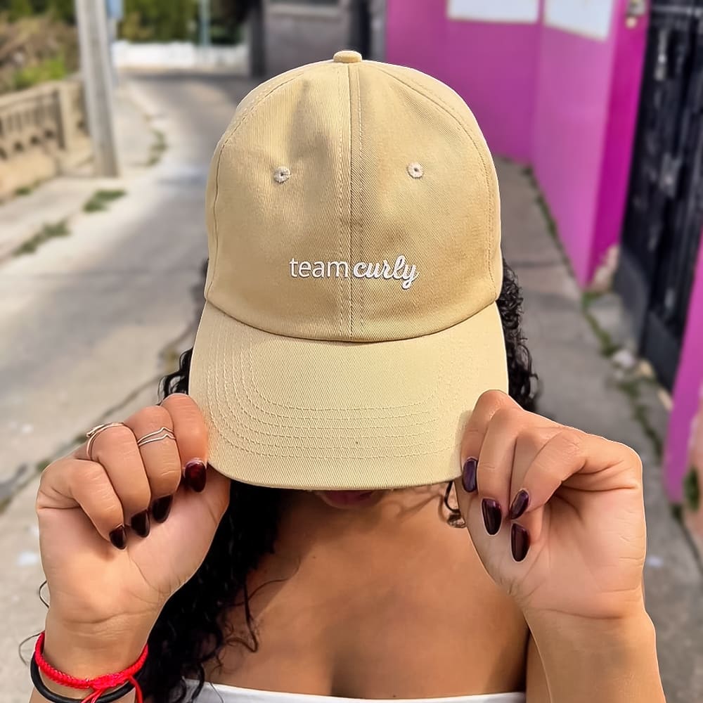 Gorra con forro de satín. Protege tus rizos del sol