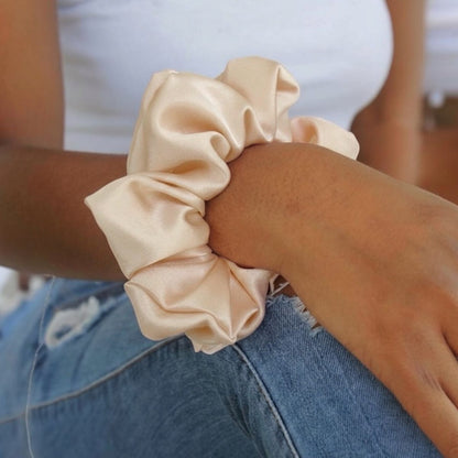 Scrunchie de satín - Curlycosas